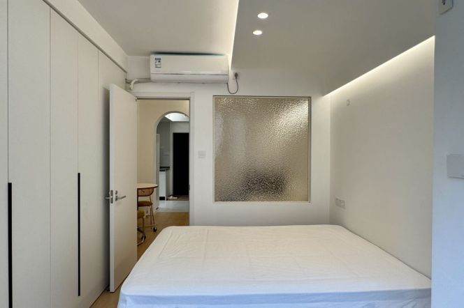 Changping rd/cozy 1BR 1LR/bright room/balcony/brand furniture,@L7