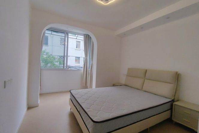Bright 1 br in Old Xuhui, easy to L 9/12 JiaShan Rd St. + L 7/9 ZhaoJiaBang Rd St. near IAPM