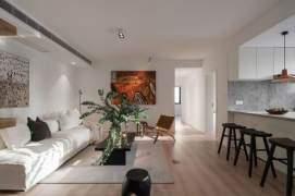 west Nanjing rd    Bright 2-Bedroom Apartment , Steps from Taikoo Hui
