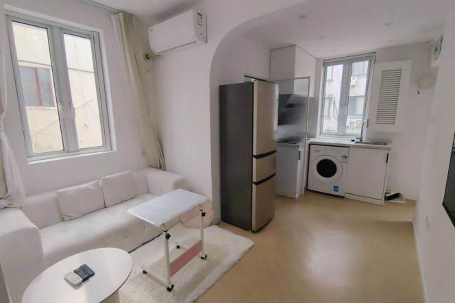Bright 1 br in Old Xuhui, easy to L 9/12 JiaShan Rd St. + L 7/9 ZhaoJiaBang Rd St. near IAPM