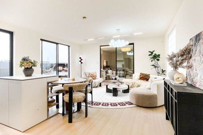 2 Brs with Private Terrace, 168 sqm, High rise Building @ Longde metro L11&13