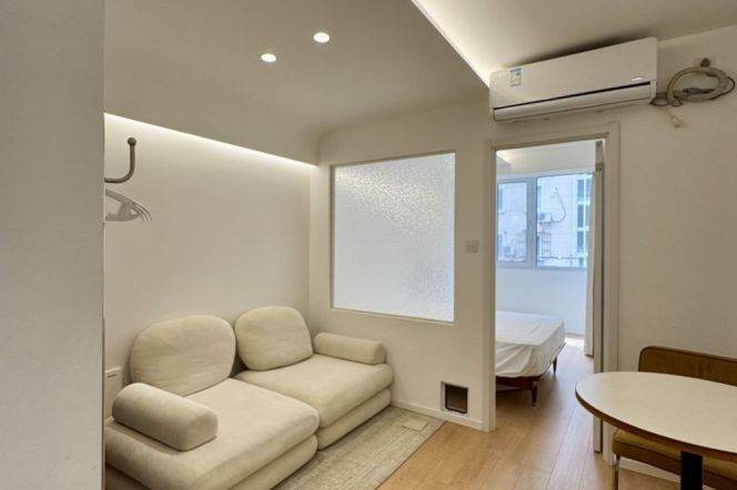 Changping rd/cozy 1BR 1LR/bright room/balcony/brand furniture,@L7