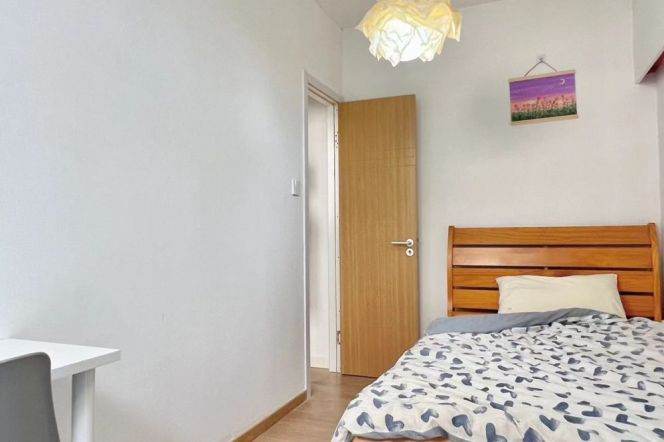 Bright room near JIngan temple, with international roommates, close to SJTU,long/short lease