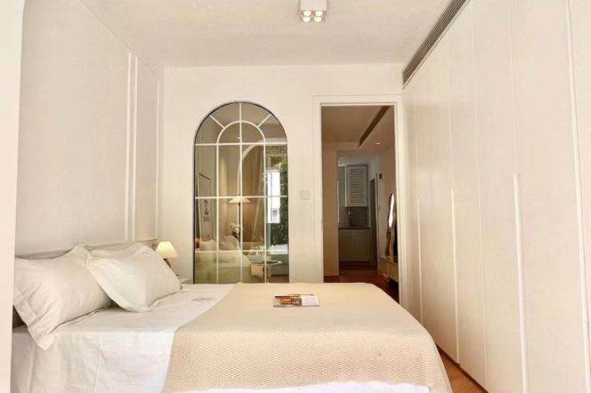 Xinhua rd/charming 1br 1lr+big terrace/bright room/central AC,West yan'an rd@L3/4
