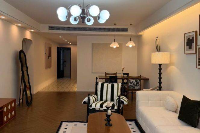 2 Brs, 2 Baths, 130 sqm, High rise Building, 120 sqm @ Lujiabang metro L8&9