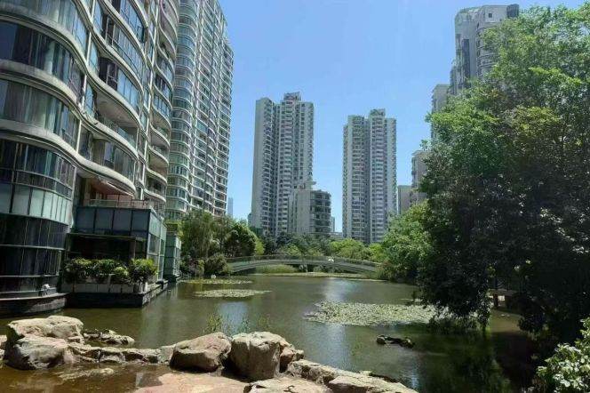 Close to Nanjing West Railway Station. 3-bedroom apartment. Excellent value for money