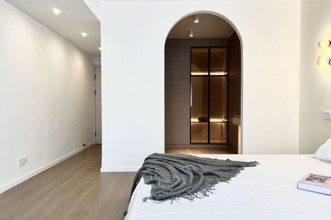 Jing'an Temple 2+1 bedroom apartment, with underfloor heating, offers excellent value for money.