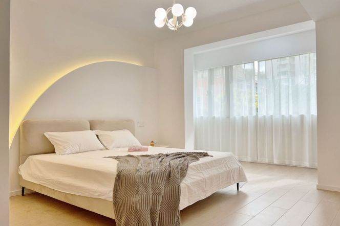 Jing'an Temple 2+1 bedroom apartment, with underfloor heating, offers excellent value for money.