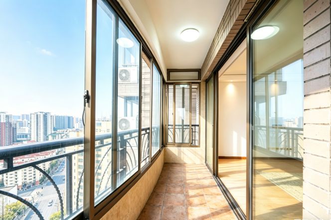 Hongqiao Rd. High-rise bright and sunshine 3+1br plus outdoor balcony