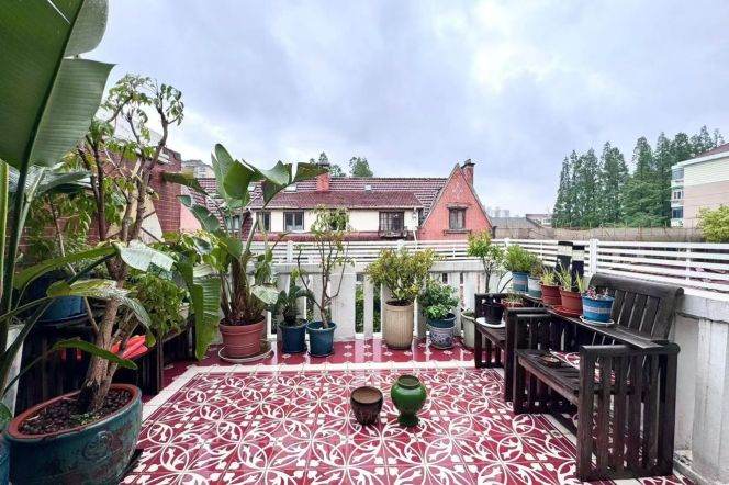 3 Brs, 2 Baths with Terrace, 160 sqm, Garden house @ Jiangsu metro L2&11