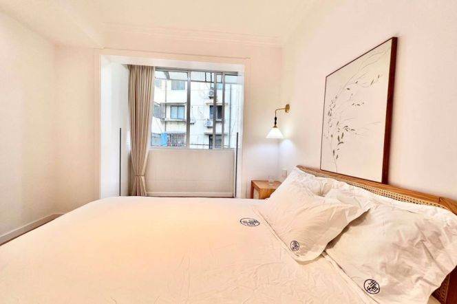 Jiangsu rd 1BR 1LR@L11/2,central AC/oven/bright room/Nice deco&location