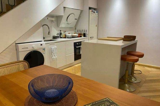 3 Brs, 2 Baths with Private Terrace/Wall heating/Oven, 120 sqm @ West Nanjing metro L2