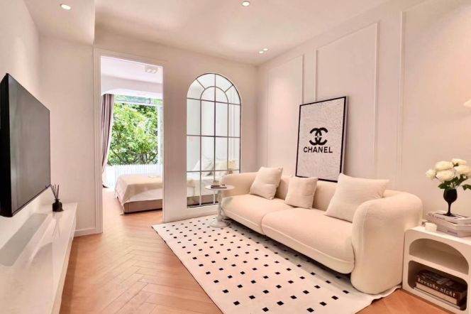 Xinhua rd/charming 1br 1lr+big terrace/bright room/central AC,West yan'an rd@L3/4