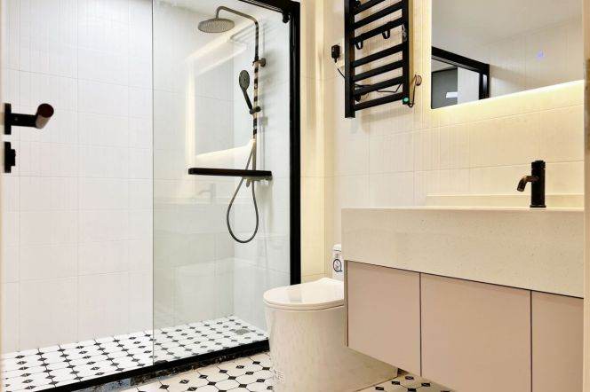 Jing'an Temple 2+1 bedroom apartment, with underfloor heating, offers excellent value for money.
