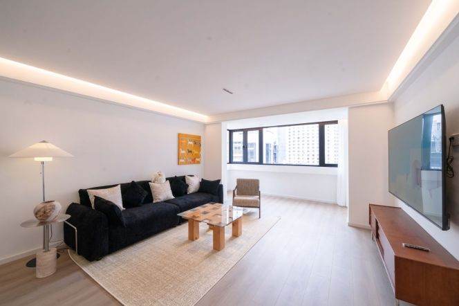 Modern 2brs with floor heating and balcony belong to Xujiahui