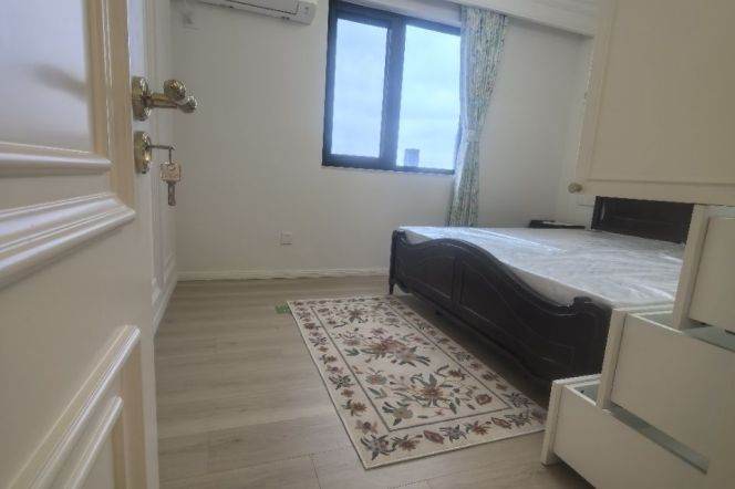 3 Brs, 2 Baths, 150 sqm, Brand-new Dec, High rise building @ Jiaotong uni L10&11
