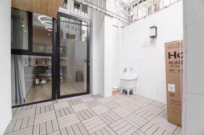 South Shanxi Rd Station Loft 1Br with Yard Line1/10/12