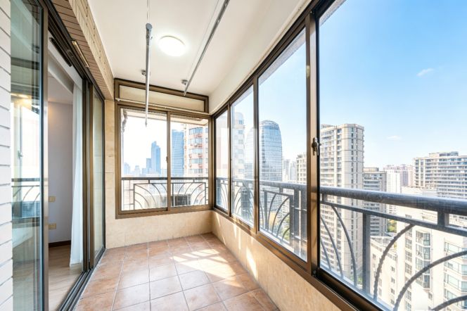 Hongqiao Rd. High-rise bright and sunshine 3+1br plus outdoor balcony