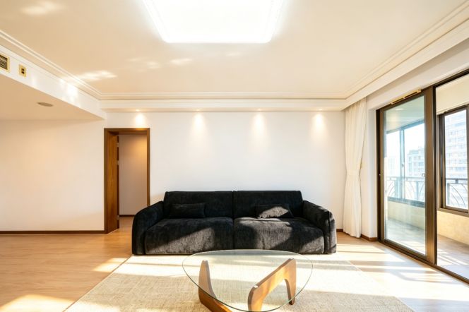Hongqiao Rd. High-rise bright and sunshine 3+1br plus outdoor balcony