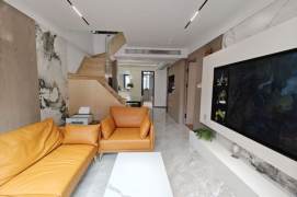 Douplex  4brs with floor heating and balcony  just beside New Hong qiao center park 