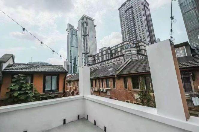 3 Brs, 2 Baths with Private Terrace/Wall heating/Oven, 120 sqm @ West Nanjing metro L2