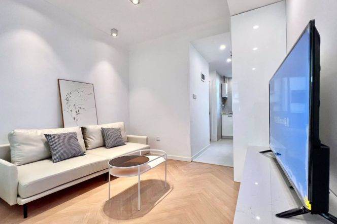 Jiangsu rd 1BR 1LR@L11/2,central AC/oven/bright room/Nice deco&location