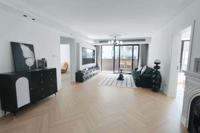 Large 3Brs+Balcony+Parking L10/15