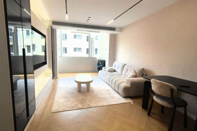 Renovated spacious 1br,modern style,smart appliances,close to Beixinjing,Line 2