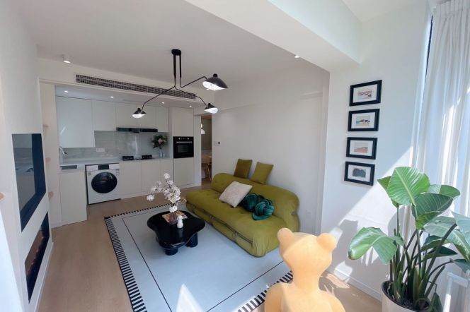 12.5k Bright 1Br with wall heating Nr West Nanjing Rd.line2/12/13
