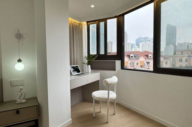 Simple & Beautiful 1BR | West Nanjing rd Metro 12.2K | Elevator + heating