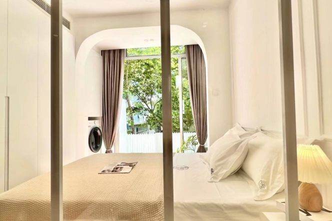 Xinhua rd/charming 1br 1lr+big terrace/bright room/central AC,West yan'an rd@L3/4