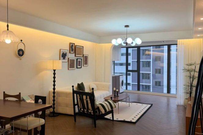 2 Brs, 2 Baths, 130 sqm, High rise Building, 120 sqm @ Lujiabang metro L8&9