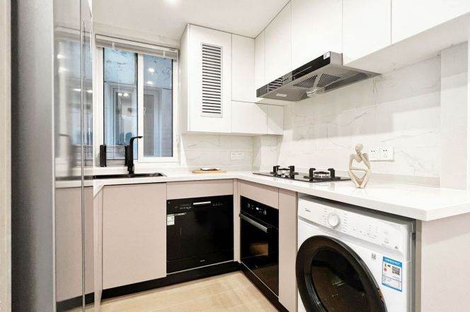 Jing'an Temple 2+1 bedroom apartment, with underfloor heating, offers excellent value for money.