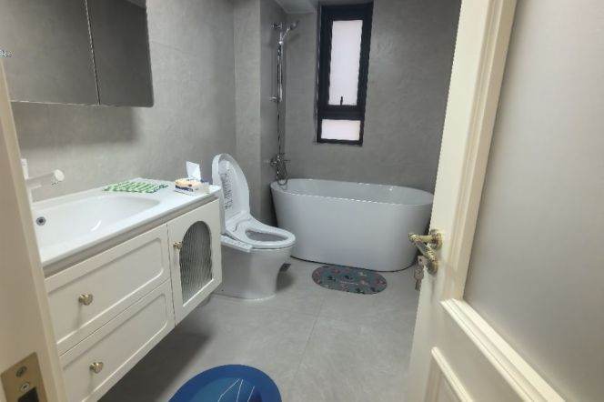 3 Brs, 2 Baths, 150 sqm, Brand-new Dec, High rise building @ Jiaotong uni L10&11