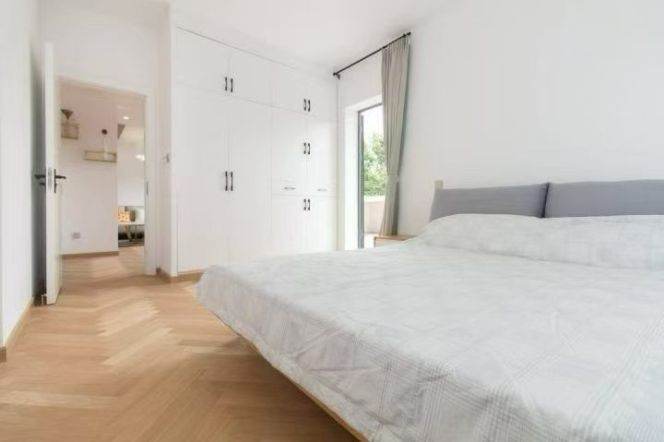 Xingguo Road / Hunan Road, 2-bedroom, with underfloor heating and a 50-meter private terrace.