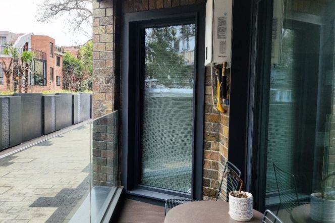 Wutong District, a group of apartments, a large open living room, Zhaojiabang Road subway station