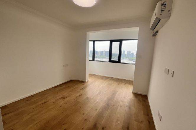 3 Brs with Brand-new Dec, 130 sqm, High rise building @ South Xizang metro L4&8
