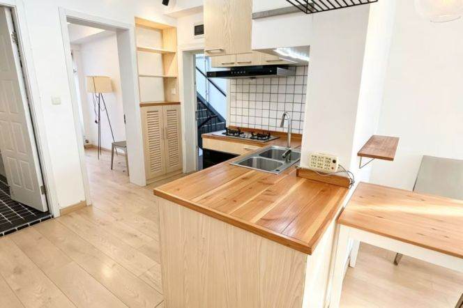 Spacious 2+1brs with outdoor balcony near Xintiandi. 