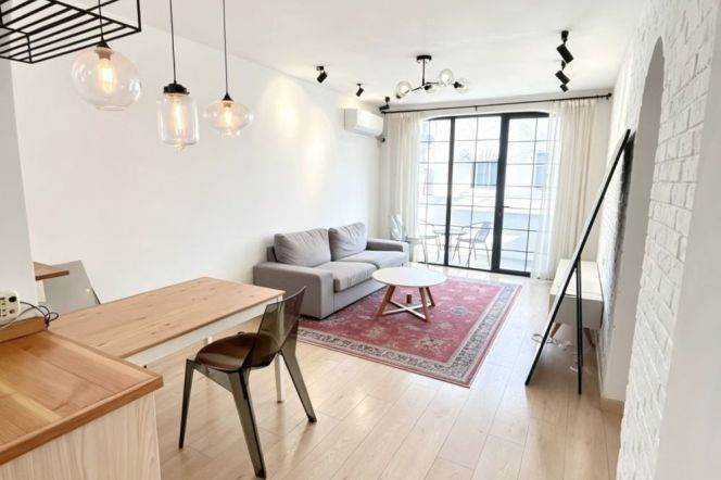 Spacious 2+1brs with outdoor balcony near Xintiandi. 