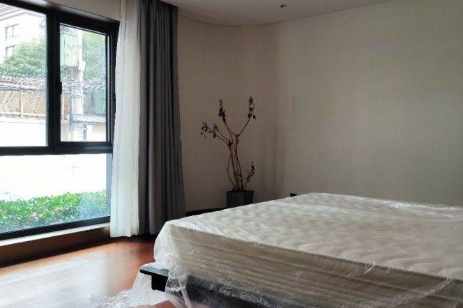 Wutong District, a group of apartments, a large open living room, Zhaojiabang Road subway station