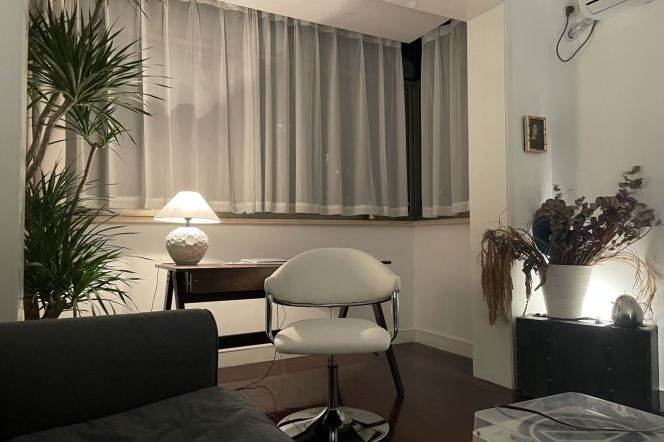 Prime location top floor apt 