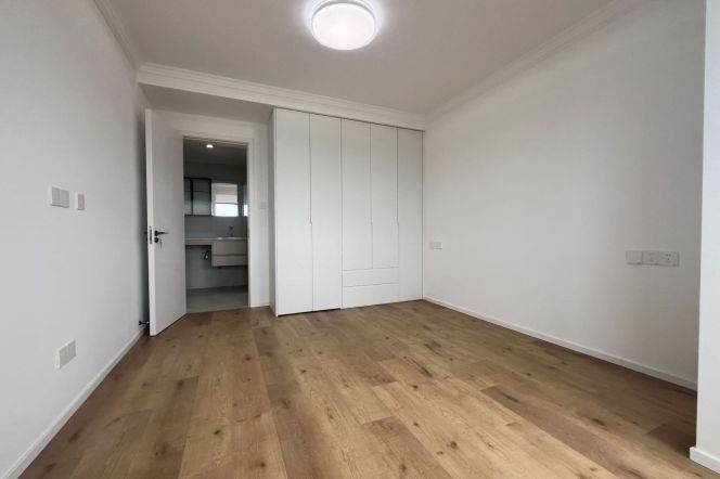 3 Brs with Brand-new Dec, 130 sqm, High rise building @ South Xizang metro L4&8