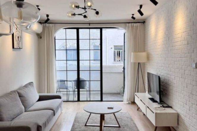 Spacious 2+1brs with outdoor balcony near Xintiandi. 