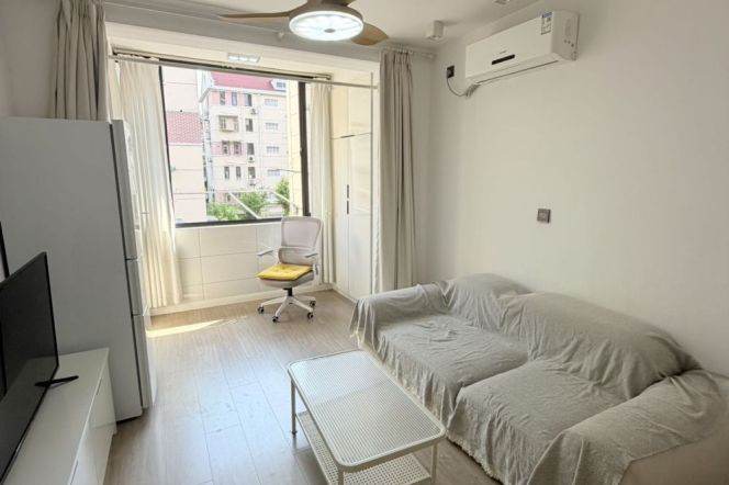 Hongqiao rd 1BR 2LR@L3/4/10,all bright room/separate living room/great value