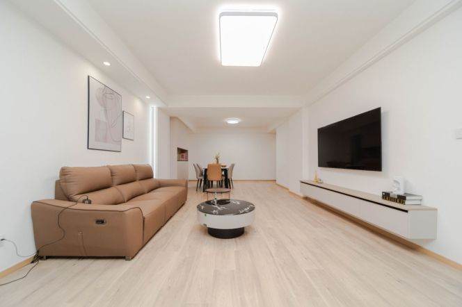 Elegant High-rise 3br/2bt Flat in Changshu Road