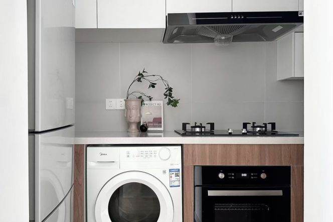 Furnished 1br w/Elevator-Line 10