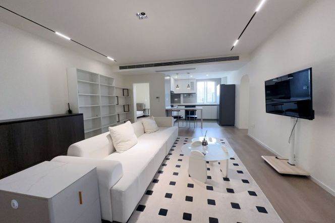 3 Brs, 1 Bath with Central ac/Oven, 155 sqm @ Songyuan metro L10
