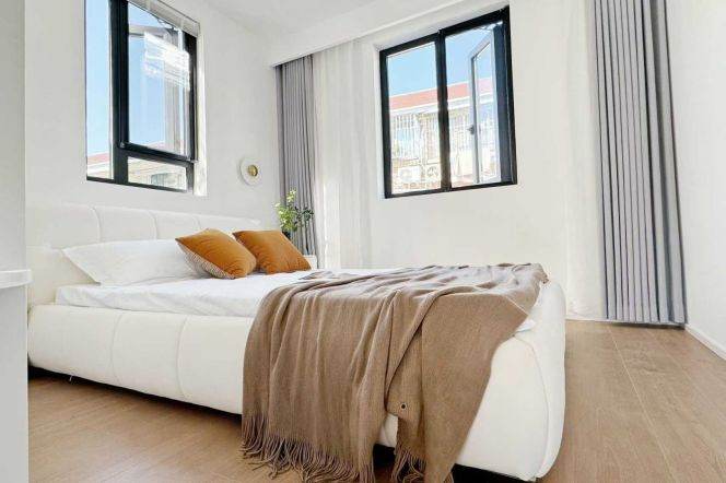 Good light,Cozy 1 Br ,Nr Line 2,3,4