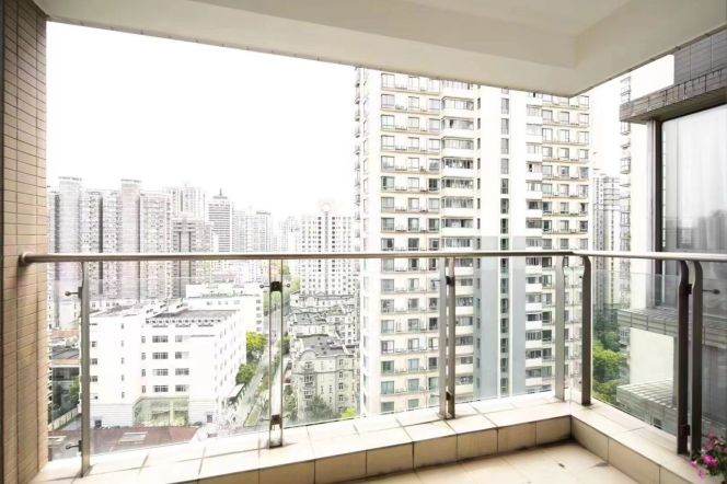 Modern 3brs with balcony and wall raditor in central Xujiahui