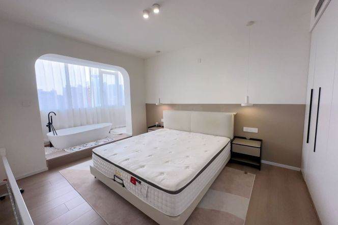 3 Brs, 1 Bath with Central ac/Oven, 155 sqm @ Songyuan metro L10